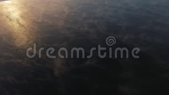 飞越水面暗水结冰夕阳反射视频的预览图