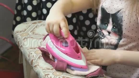 小孩用塑料玩具熨斗烫衣服视频的预览图