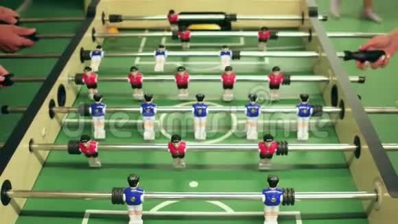踢桌子足球人们踢桌子足球的特写镜头蓝色和红色的塑料图形视频的预览图