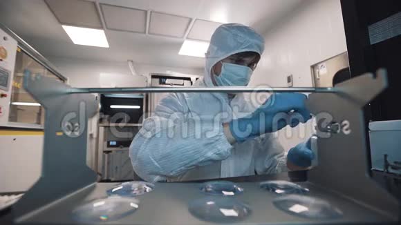 科学家在实验室用湿布清洗镜片视频的预览图