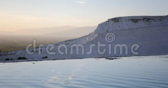 水从土耳其帕穆卡莱棉花城堡的露台流出视频的预览图