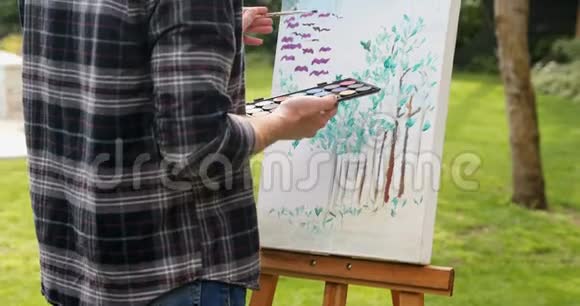 人在花园的画布上作画视频的预览图