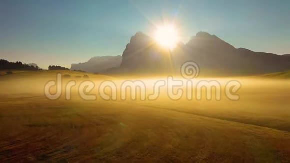 秋天的早晨和明亮的雾蒙蒙的日出在康帕西奥山谷意大利阿尔卑斯山博尔扎诺省视频的预览图