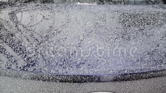 冬天女人在汽车玻璃上吸引心灵视频的预览图