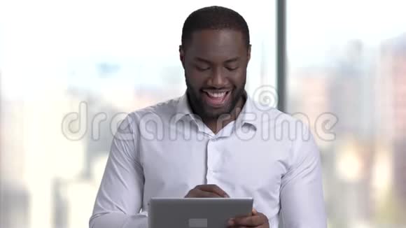 美国黑人商人使用电脑平板电脑视频的预览图