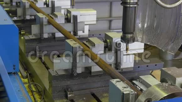 钻孔金属铁在工厂缓慢运动视频的预览图