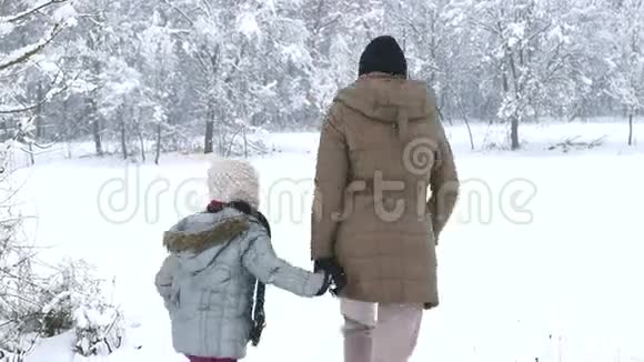 母亲和女儿享受着雪视频的预览图