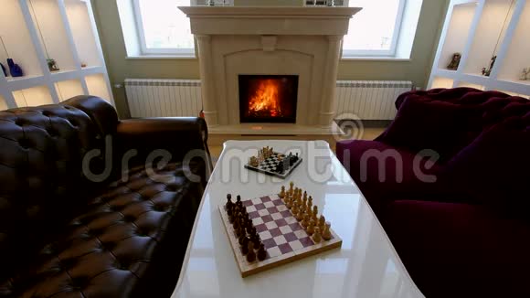 带沙发壁炉和国际象棋的全景房视频的预览图
