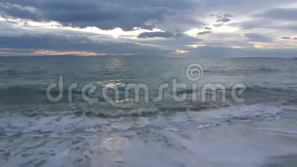 日落时的海岸风光视频的预览图