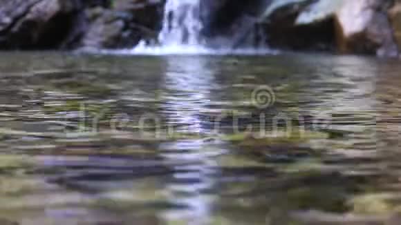 缓慢运动清澈池塘与瀑布在背景视频的预览图