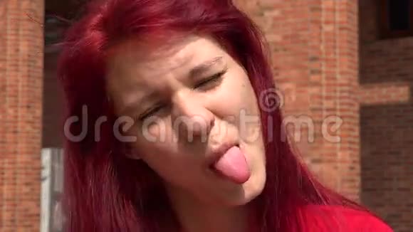 红头发的少女做傻笑视频的预览图