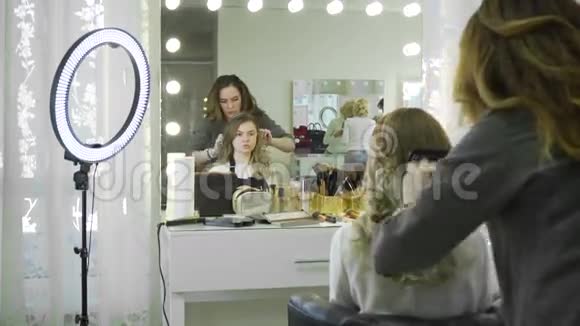 在美容院留长发的女人去吹吹风视频的预览图