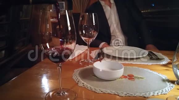 酒保把红酒倒在玻璃杯上视频的预览图