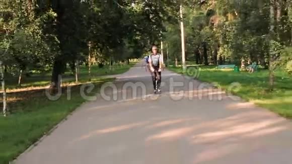 一个在公园里骑滑板车的人为了健康的生活方式视频的预览图