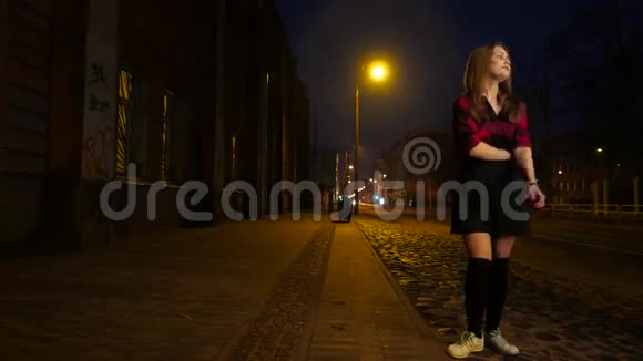 漂亮的少女穿着裙子跳舞在夜街上玩得很开心视频的预览图