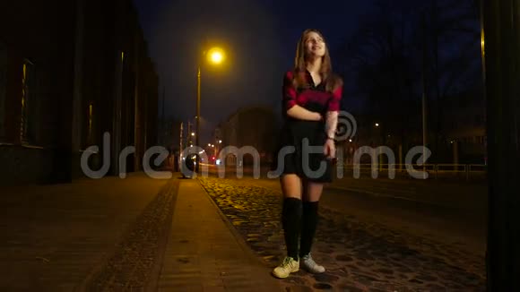 漂亮的少女穿着裙子跳舞在夜街上玩得很开心视频的预览图