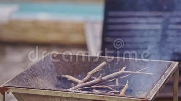 用火焰将木质木棒烧入金属燃烧炉视频的预览图