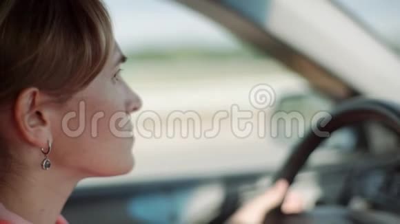 一个女人在开车视频的预览图