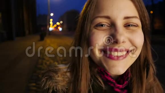 一个可爱的微笑少女在夜城街的肖像欢笑和快乐视频的预览图
