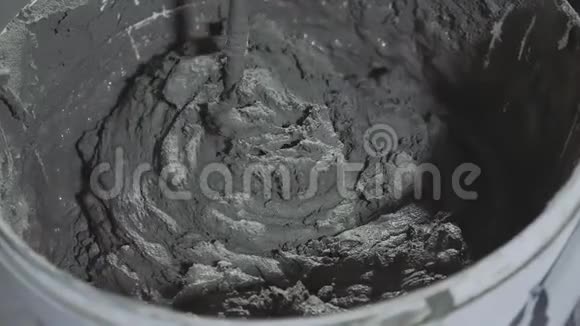 施工现场用电钻在桶内封闭搅拌混凝土视频的预览图