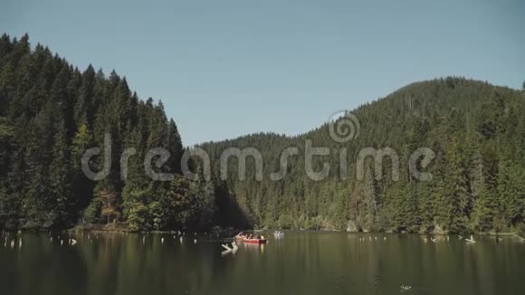 游客们正在湖上划船罗马尼亚的红湖美丽的湖泊自然视频的预览图