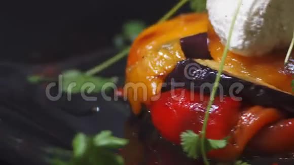 欧洲美食沙拉加奶酪特写视频的预览图