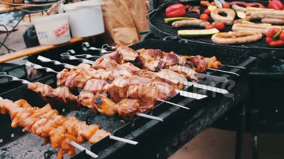 串在扦子上的美味鲜肉是在布拉齐尔炒的猪肉和蔬菜中的什什烤肉串视频的预览图