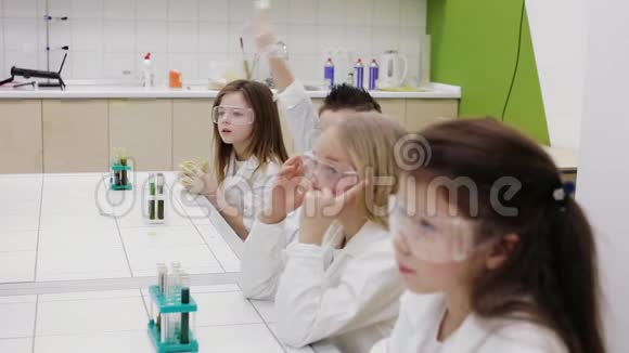 在化学课上男生举手回答问题视频的预览图