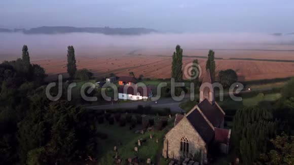 英国乡村教堂的空中景观视频的预览图