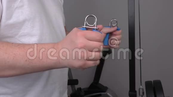 用手扩张器锻炼手腕的人视频的预览图
