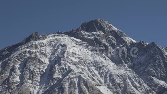 美丽的冬季景观积雪覆盖山顶视频的预览图