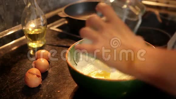 慢镜头厨师在碗里加入奶制品加入面粉和鸡蛋做成面团视频的预览图