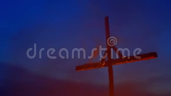 燃烧的十字架对着天空视频的预览图