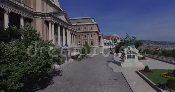 布达佩斯皇家宫殿或布达城堡的空中拍摄视频的预览图