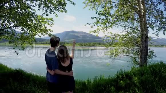 一对夫妇手挽手站在湖边视频的预览图