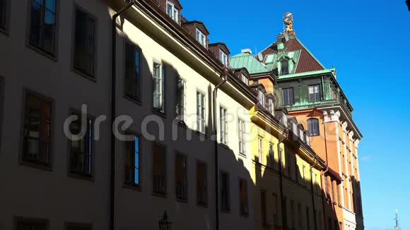 斯德哥尔摩市中心旧房子的屋顶古老的城市瑞典视频的预览图
