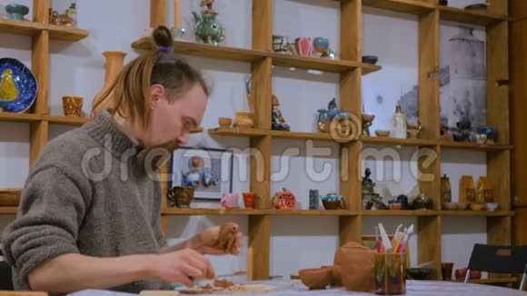 专业陶工制作陶瓷烟管视频的预览图