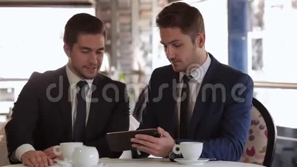 男人在午餐时间使用平板电脑视频的预览图