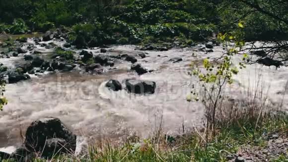 连绵起伏的山景中山涧流水潺潺山石奔腾视频的预览图