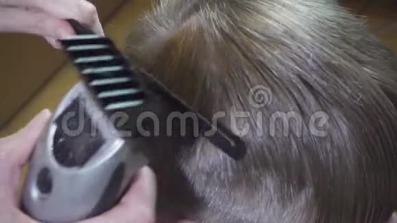 理发店用剪子剪男人头发的特写镜头理发店男理发师理发师理发师剪视频的预览图