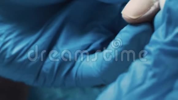美容师用手把药贴在客户的指甲上视频的预览图