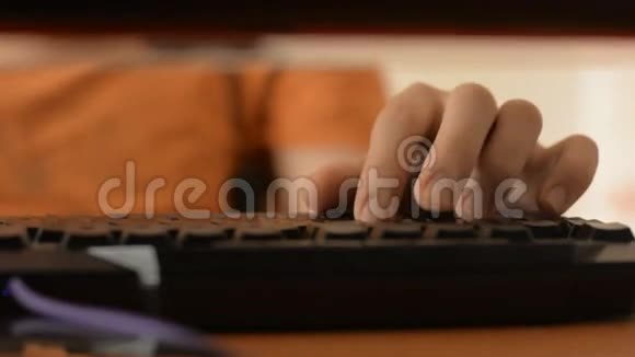 手触键盘和电脑鼠标特写视频的预览图