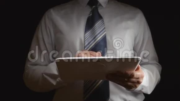 穿着白色衬衫和领带的男人手里拿着一台白色平板电脑前景视频的预览图