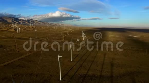 白天从直升机上风力涡轮机农场视频的预览图
