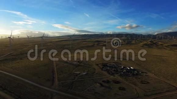 用风车发电的史诗般的空中拍摄视频的预览图