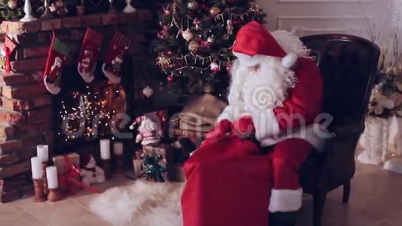 圣诞老人从袋子里拿出一份礼物视频的预览图
