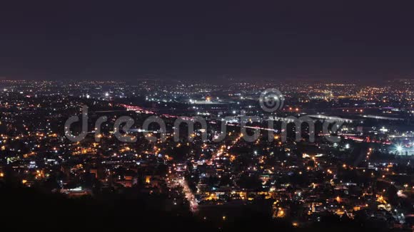 汽车在夜间快速穿过高速公路都会区墨西哥城视频的预览图