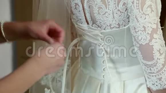 帮我系好新娘礼服视频的预览图