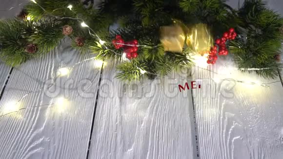 手写白色圣诞快乐动画书法文字在白色木制背景与礼物和视频的预览图