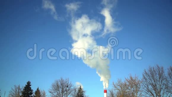 工厂管道中的烟雾视频的预览图